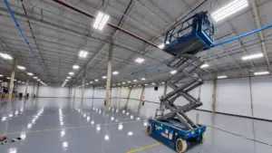 Instalación de luminarias inteligentes con un elevador portatil